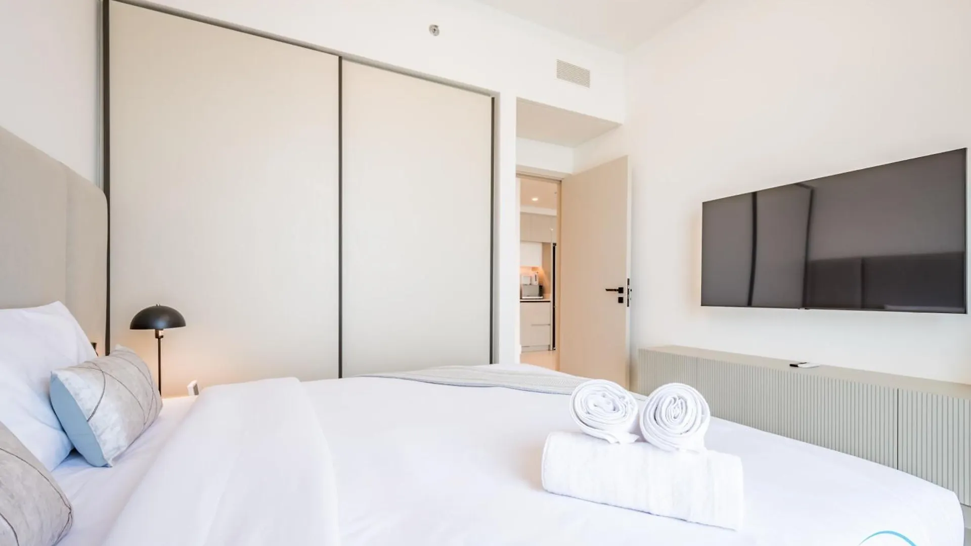 Charming 1Br Apartment At Marina Vista Tower 2 Emaar Beachfront Dubai Marina By Deluxe Holiday Homes